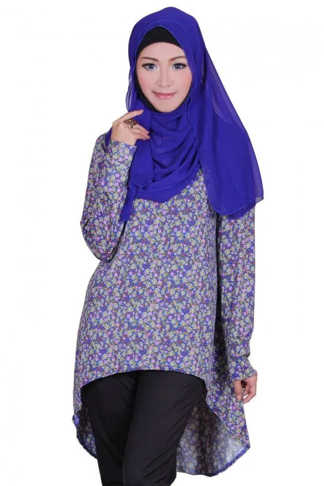 10 Inspirasi Paduan Tunik Kemeja Panjang dan Legging Untukmu yang Berhijab dan Ingin Tetap Sopan nan Dinamis. 20