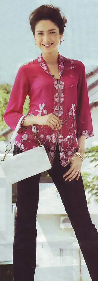 Dalam Rangka Memperingati Hari Kartini, Simak Yuk 6 Paduan Kebaya Encim Modern Berikut Ini 11