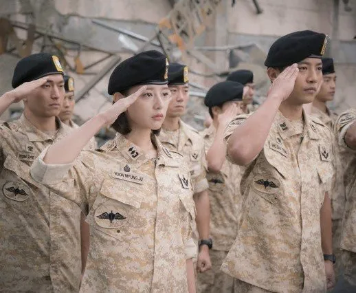 Kapten Yoo Shi Jin Memang Idola, Tapi Sersan Seo Dae Young Tetap Idaman. Ini Prinsip Kami, Penggemar Descendants of The Sun 23