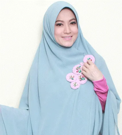 Cara-cara Kalem Buat Benerin Tali dan Pengait BH yang Copot di Depan Umum 10