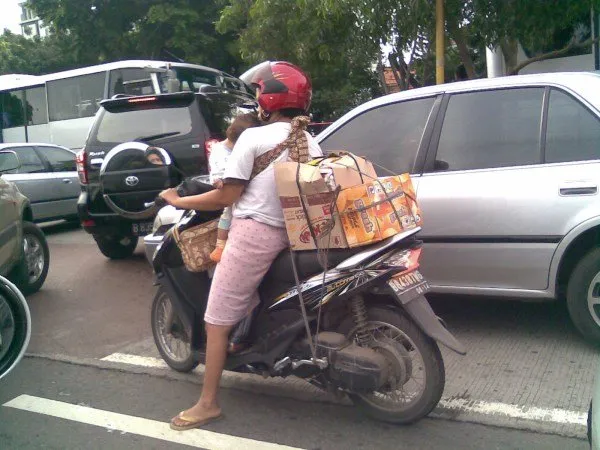6 Hal yang Bakal Bikin Kamu Paham, Kenapa Ibu-Ibu Ber-matic Selalu Jadi Raja Jalanan 9