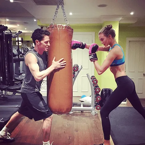 Walaupun Nggak Suka Olahraga, 7 Tips Workout Ini Bisa Memberimu Perut Rata 12