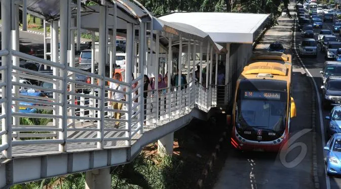 18 Hal yang Menandakan Jam Terbangmu di Transjakarta Udah Tinggi. Sabi! 24