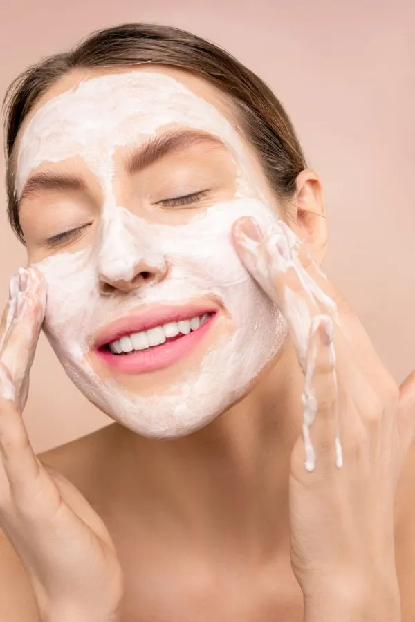 Sebaiknya Kamu Nggak Lagi Cuci Muka Pakai Sabun Mandi. Karena Alasan-alasan Ini! 8