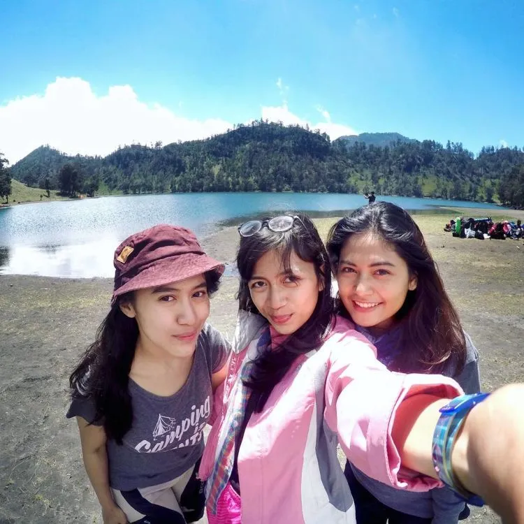 Melanjutkan Perjuangan Kartini, Para Pendaki Cantik Ini Menyusuri Puncak Tertinggi! Kamu Mau Kalah Sama Mereka? 13