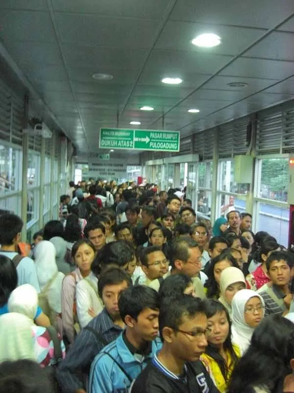 18 Hal yang Menandakan Jam Terbangmu di Transjakarta Udah Tinggi. Sabi! 31