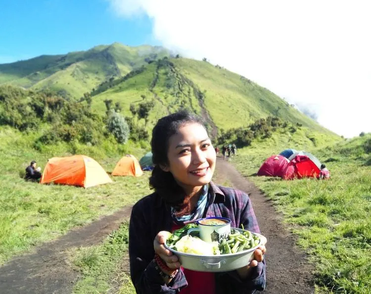 Melanjutkan Perjuangan Kartini, Para Pendaki Cantik Ini Menyusuri Puncak Tertinggi! Kamu Mau Kalah Sama Mereka? 12