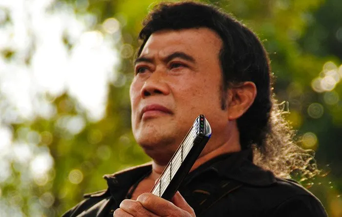 Mau Ikut Goyang Apa Enggak, 8 Lagu Bang Haji Rhoma Irama Ini Mungkin Banget Adalah Soundtrack Hidupmu! 14