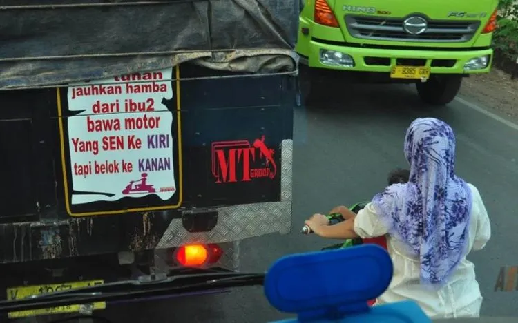6 Hal yang Bakal Bikin Kamu Paham, Kenapa Ibu-Ibu Ber-matic Selalu Jadi Raja Jalanan 8