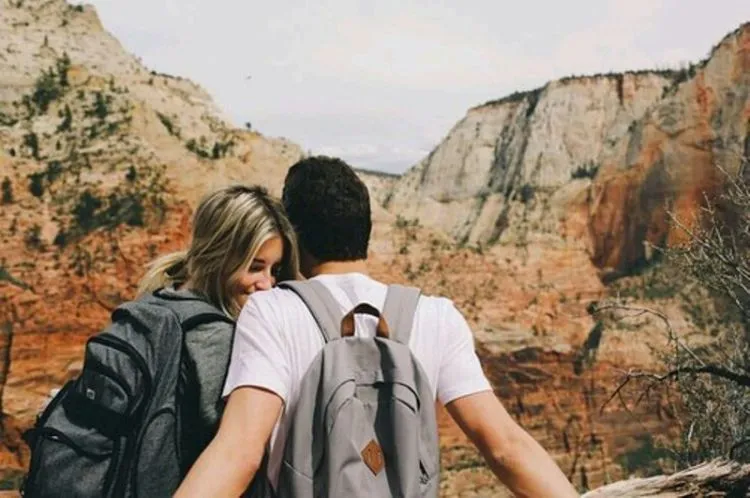 7 Tanda Kalau Dia Bukan Cuma Pacar. Tapi Juga Sahabat yang Menyenangkan 10