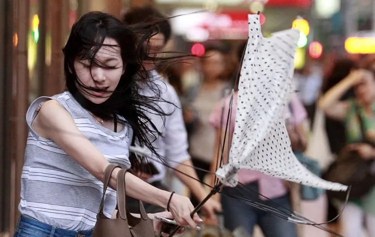 10 Benda yang Penting Dibawa Perempuan, Biar Aman Saat Keluar Malam Sendirian 18