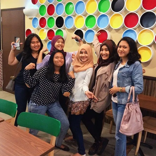 6 Selebriti Ini Ternyata Sama Seperti Kita: Suka Nongkrong, Takut Gendut, dan Kadang Selow Juga 7