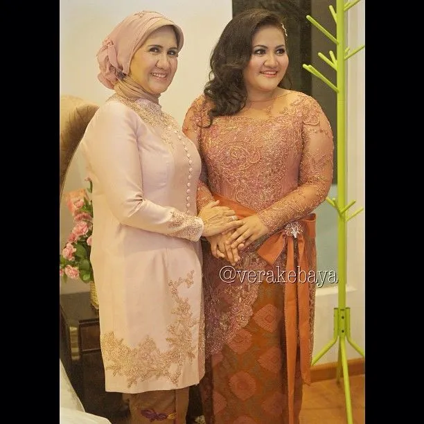 Dari Mulai Lamaran Sampai Akad Nikah, Inilah 10 Ide Busana Pengantin yang Layak Ditiru Oleh Cewek-cewek Bertubuh Berisi 11