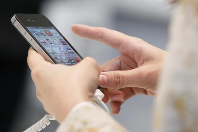 Demi Kesehatan dan Keselamatanmu Sendiri, Jangan Main Handphone Sambil Lakukan 6 Hal Sepele Ini 12