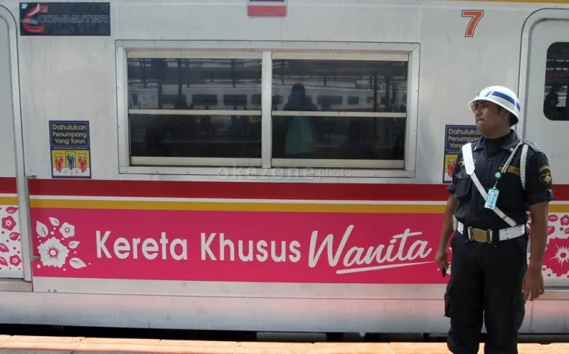14 Pertanda KRL Gerbong Wanita Adalah Arena Hunger Games Sesungguhnya