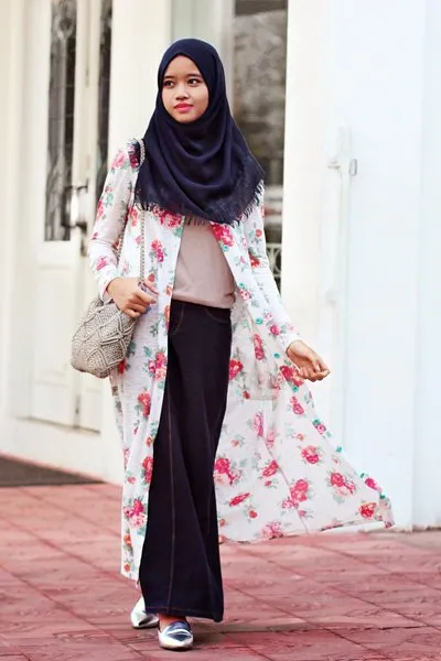 Long Cardigan Memang Luaran yang Pas Agar Penampilan Berhijabmu Semakin Ciamik. Intip Yuk 11 Paduan Hijab Dengan Long Cardigan Berikut Ini 19