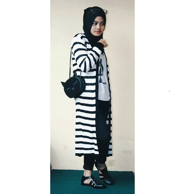 Long Cardigan Memang Luaran yang Pas Agar Penampilan Berhijabmu Semakin Ciamik. Intip Yuk 11 Paduan Hijab Dengan Long Cardigan Berikut Ini 20