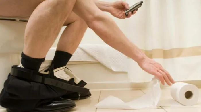 Demi Kesehatan dan Keselamatanmu Sendiri, Jangan Main Handphone Sambil Lakukan 6 Hal Sepele Ini 9