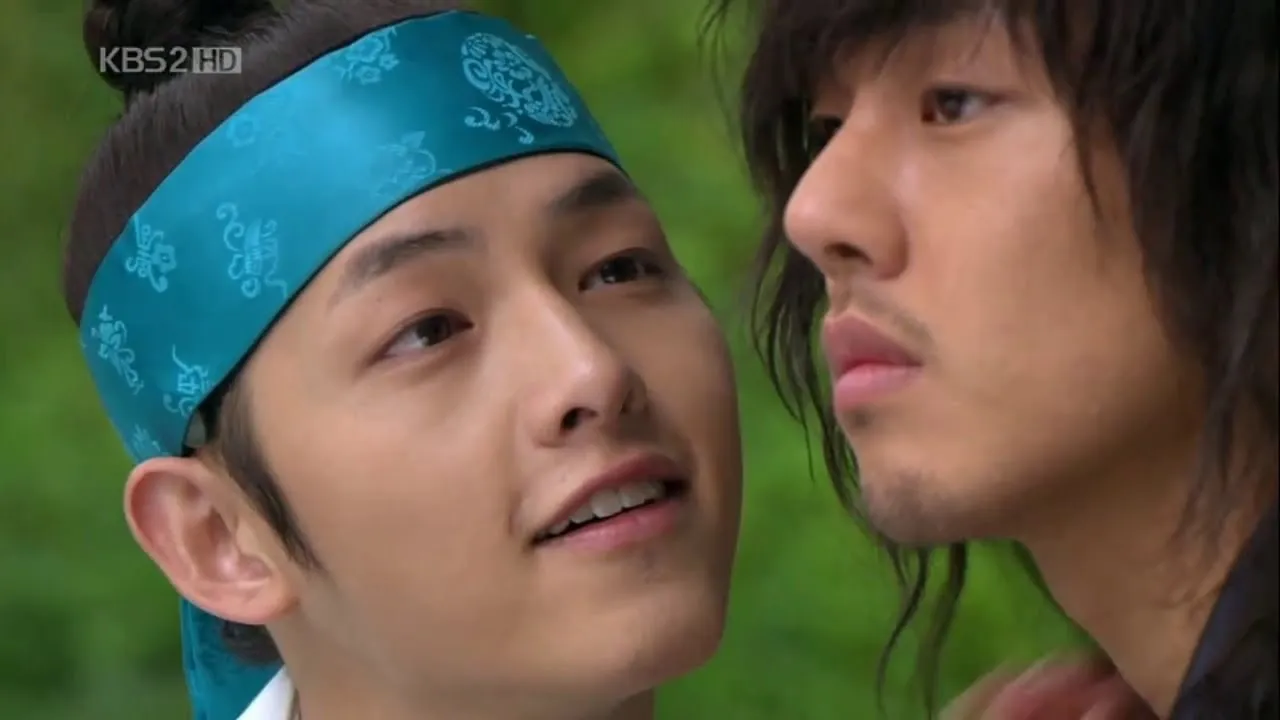 Di Antara Song Joong Ki dan Yoo Ah In, Mana yang Lebih Kece? 9