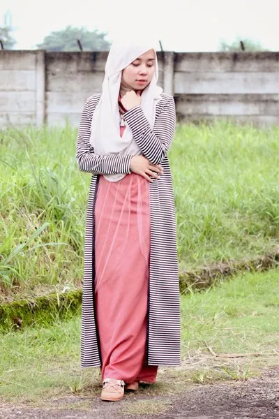 Long Cardigan Memang Luaran yang Pas Agar Penampilan Berhijabmu Semakin Ciamik. Intip Yuk 11 Paduan Hijab Dengan Long Cardigan Berikut Ini 21