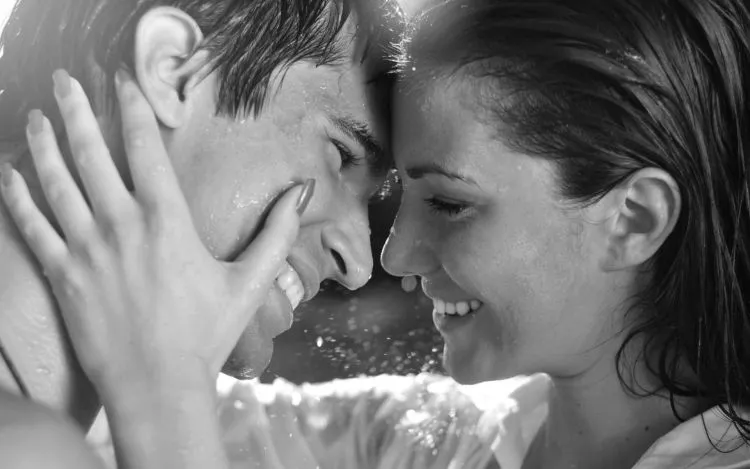 Cewek Jangan Ngarep! 6 Hal Romantis Ini Bakal Jarang Banget Cowok Lakuin 9