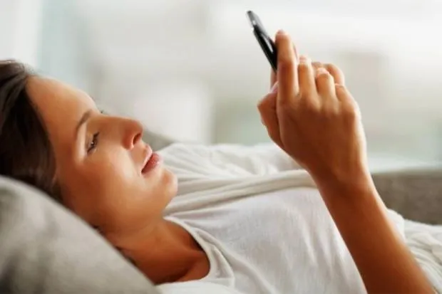 Demi Kesehatan dan Keselamatanmu Sendiri, Jangan Main Handphone Sambil Lakukan 6 Hal Sepele Ini 7