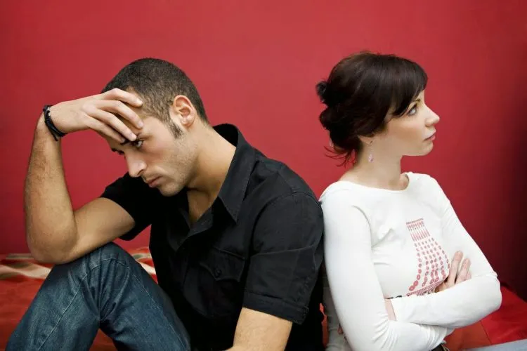 6 Cara Biar Kamu Nggak Kebawa Baper Walau Pacarmu Punya Bibit Genit 10