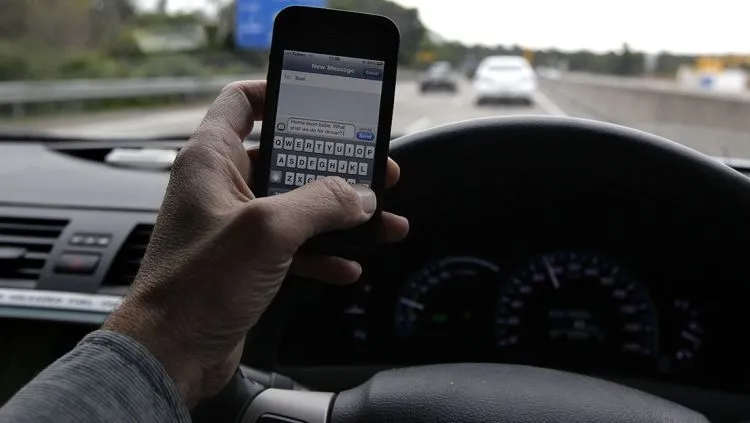 Demi Kesehatan dan Keselamatanmu Sendiri, Jangan Main Handphone Sambil Lakukan 6 Hal Sepele Ini 11