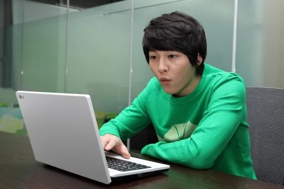 Ups, Ternyata Masih Banyak yang Belum Beneran Kenal Sama Song Joong Ki. Cek Yuk Sisi Lain Doi yang Belum Tentu Kamu Tahu. 9