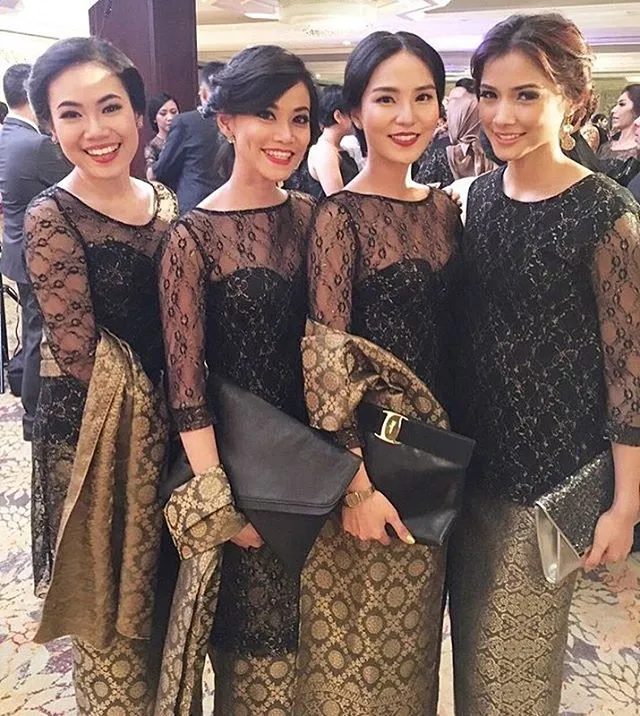 18 Inspirasi Kebaya Seragam Buat Dipakai Bareng Teman. Agar Makin Kompak dan Sayang 'Kan? 20