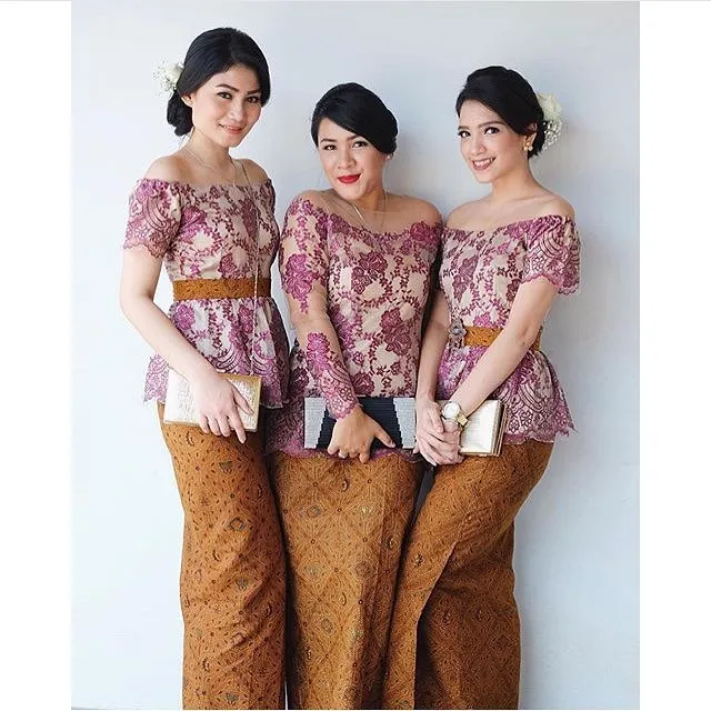 18 Inspirasi Kebaya Seragam Buat Dipakai Bareng Teman. Agar Makin Kompak dan Sayang 'Kan? 26