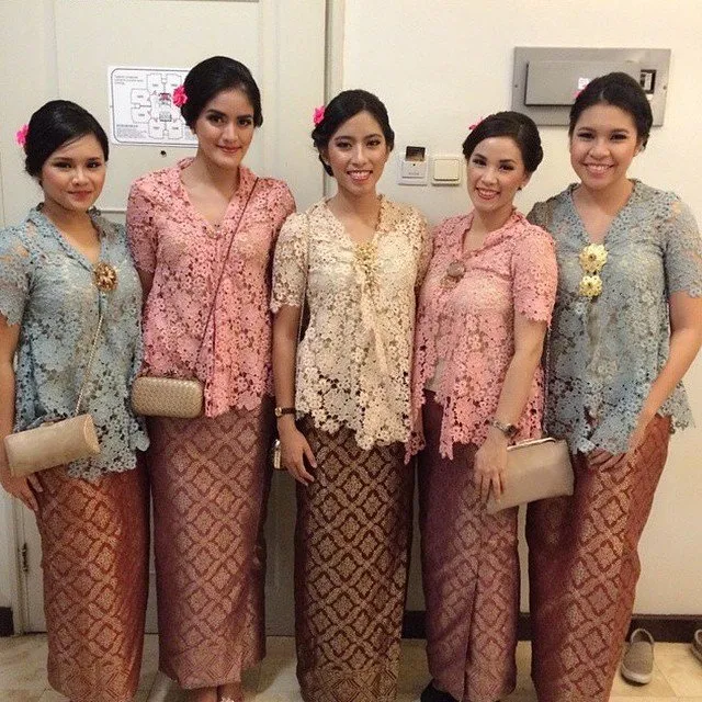 18 Inspirasi Kebaya Seragam Buat Dipakai Bareng Teman. Agar Makin Kompak dan Sayang 'Kan? 34