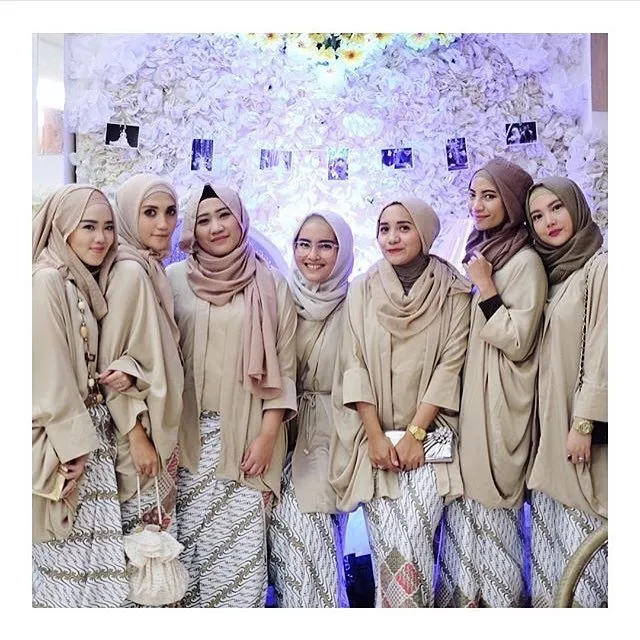 18 Inspirasi Kebaya Seragam Buat Dipakai Bareng Teman. Agar Makin Kompak dan Sayang 'Kan? 36