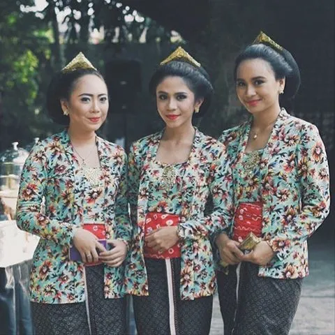 18 Inspirasi Kebaya Seragam Buat Dipakai Bareng Teman. Agar Makin Kompak dan Sayang 'Kan? 30