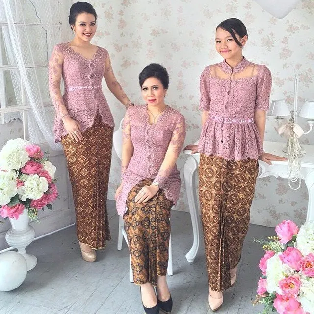 18 Inspirasi Kebaya Seragam Buat Dipakai Bareng Teman. Agar Makin Kompak dan Sayang 'Kan? 27