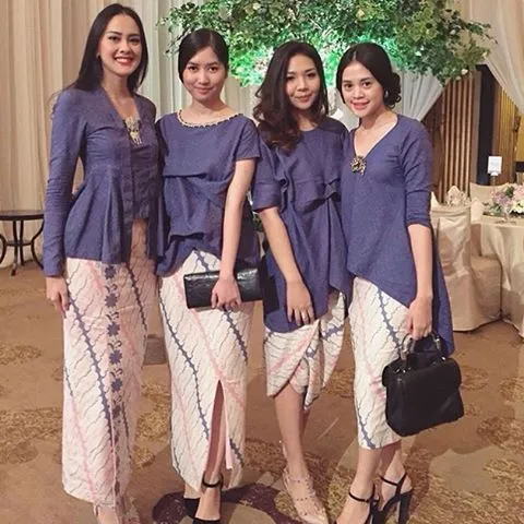 18 Inspirasi Kebaya Seragam Buat Dipakai Bareng Teman. Agar Makin Kompak dan Sayang 'Kan? 33