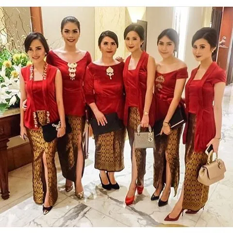 18 Inspirasi Kebaya Seragam Buat Dipakai Bareng Teman. Agar Makin Kompak dan Sayang 'Kan? 21