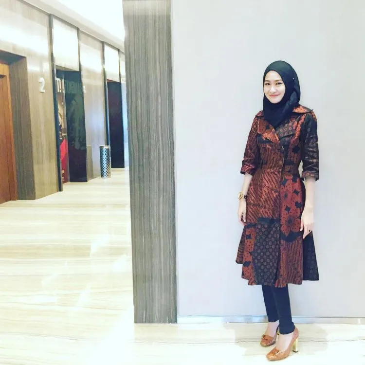 Mulai Dari Ngampus Sampai Kencan, Inilah 9 Ide Baju Batik Yang Bisa Membuatmu Lebih Dilirik 10