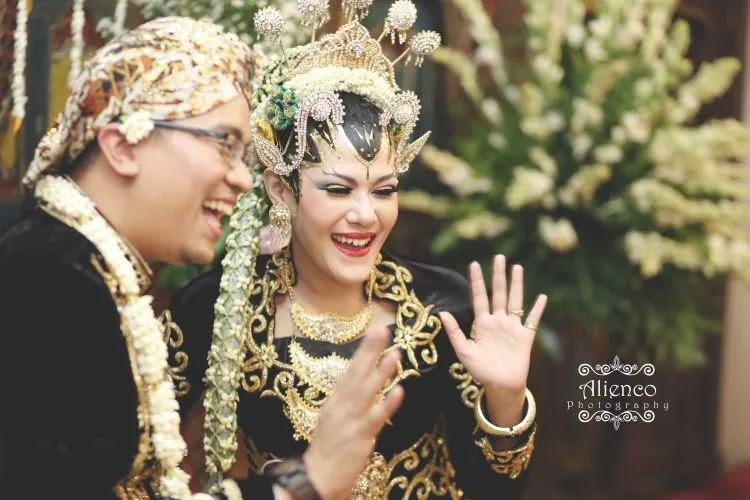 12 Foto Yang Membuktikan, Betapa Bahagia dan Romantisnya Berada di Pelaminan 16