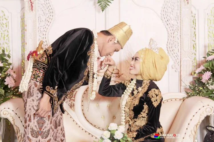 12 Foto Yang Membuktikan, Betapa Bahagia dan Romantisnya Berada di Pelaminan 15