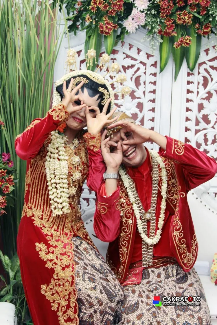 12 Foto Yang Membuktikan, Betapa Bahagia dan Romantisnya Berada di Pelaminan 18