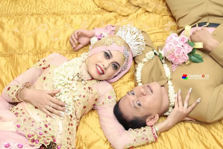 12 Foto Yang Membuktikan, Betapa Bahagia dan Romantisnya Berada di Pelaminan 17