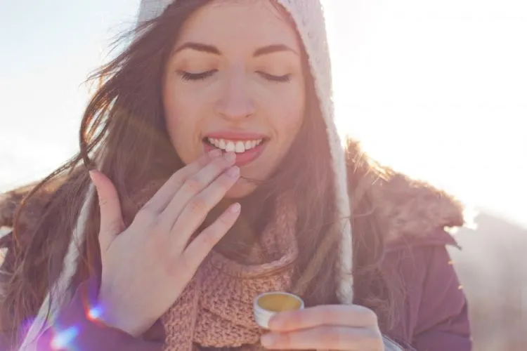 Alasan-alasan Ini Membuatmu Tetap Setia Pada Lip Balm, Meski Banyak Lipstik Berjejeran 10