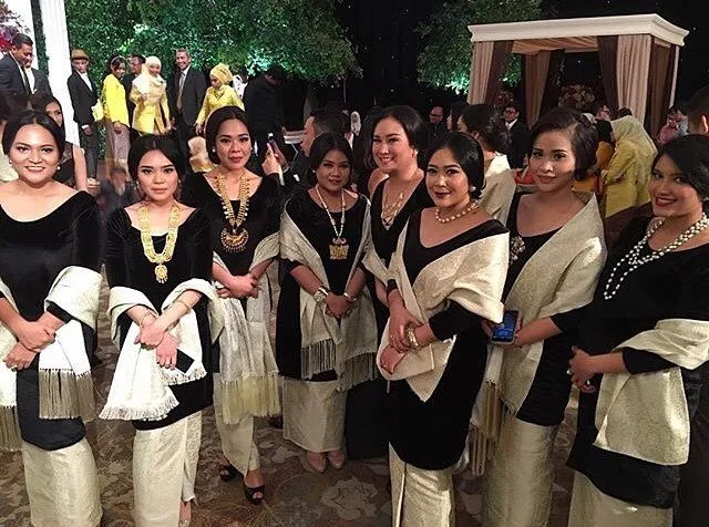 11 Ide Kebaya Hitam nan Elegan, Dari Mulai Wisuda Sampai Kamu Lamaran 29