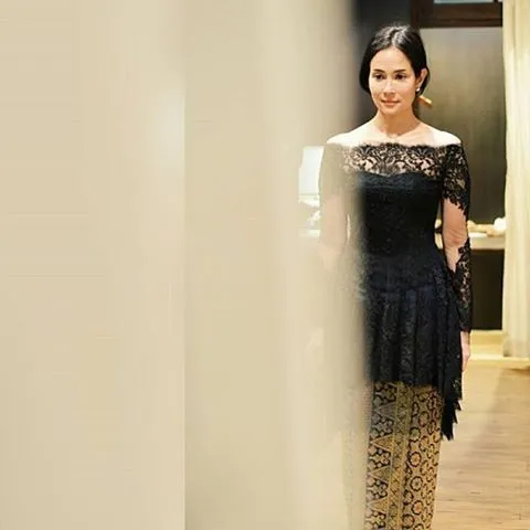 11 Ide Kebaya Hitam nan Elegan, Dari Mulai Wisuda Sampai Kamu Lamaran 17