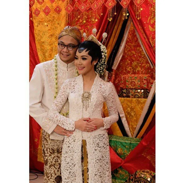 12 Foto Yang Membuktikan, Betapa Bahagia dan Romantisnya Berada di Pelaminan 23