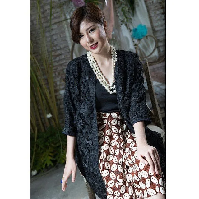 11 Ide Kebaya Hitam nan Elegan, Dari Mulai Wisuda Sampai Kamu Lamaran 21