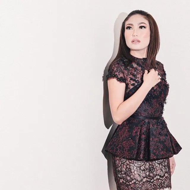 11 Ide Kebaya Hitam nan Elegan, Dari Mulai Wisuda Sampai Kamu Lamaran 26