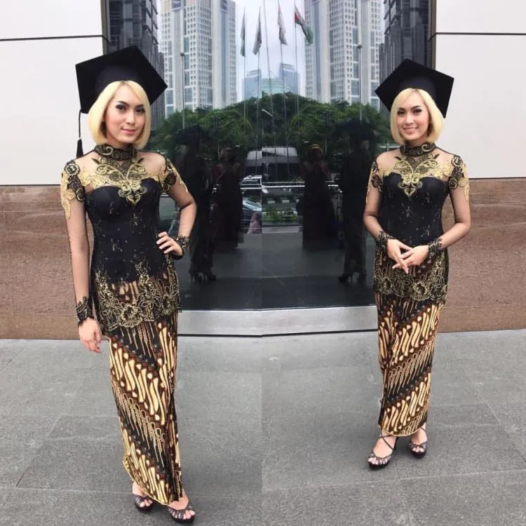 11 Ide Kebaya Hitam nan Elegan, Dari Mulai Wisuda Sampai Kamu Lamaran 23