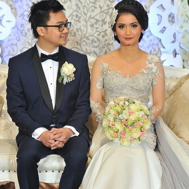 12 Foto Yang Membuktikan, Betapa Bahagia dan Romantisnya Berada di Pelaminan 19